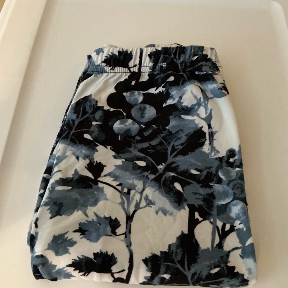 NWOT Pretty Blue & White Soft OS Leggings